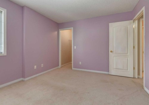 141 28 Avenue Ne, Calgary, AB - Indoor Photo Showing Other Room