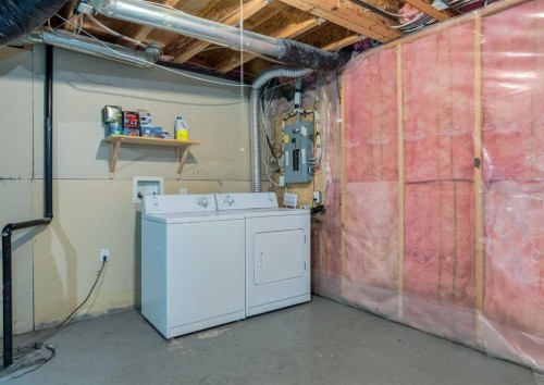 141 28 Avenue Ne, Calgary, AB - Indoor Photo Showing Laundry Room