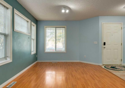 141 28 Avenue Ne, Calgary, AB - Indoor Photo Showing Other Room