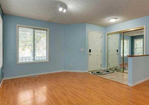 141 28 Avenue Ne, Calgary, AB - Indoor Photo Showing Other Room