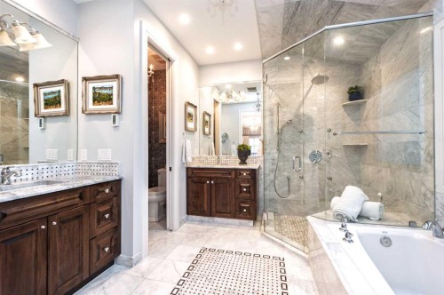 814 Radford Road Ne, Calgary, AB - Indoor Photo Showing Bathroom