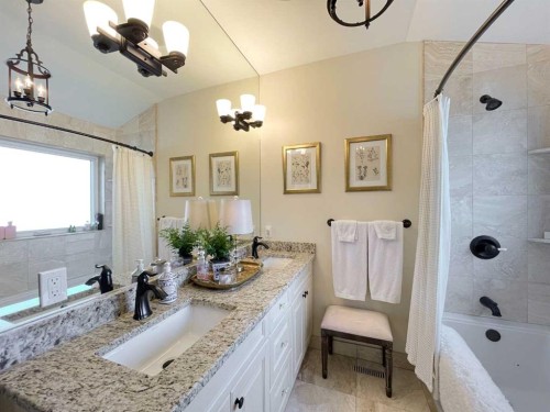 814 Radford Road Ne, Calgary, AB - Indoor Photo Showing Bathroom