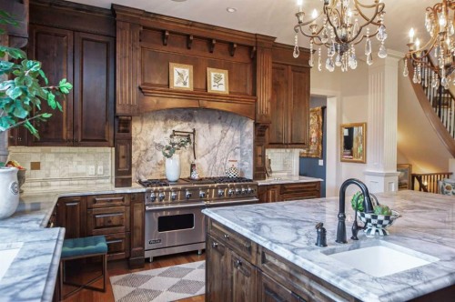 814 Radford Road Ne, Calgary, AB - Indoor Photo Showing Kitchen With Double Sink With Upgraded Kitchen