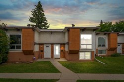 105 Pinemont Bay NE Calgary, AB T1Y 2V7
