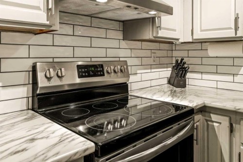 109-200 Three Sisters Drive, Canmore, AB - Indoor Photo Showing Kitchen