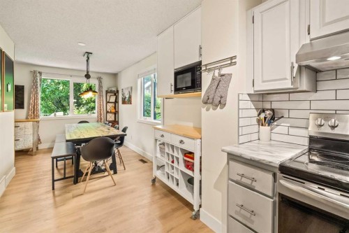 109-200 Three Sisters Drive, Canmore, AB - Indoor Photo Showing Kitchen
