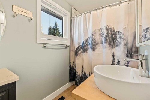 109-200 Three Sisters Drive, Canmore, AB - Indoor Photo Showing Bathroom