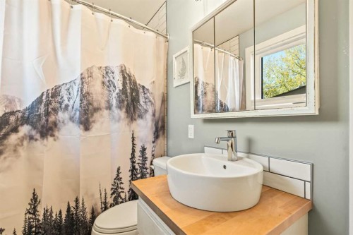 109-200 Three Sisters Drive, Canmore, AB - Indoor Photo Showing Bathroom