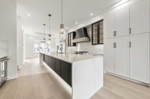 1417 42 Street Sw, Calgary, AB - Indoor Photo Showing Kitchen With Upgraded Kitchen
