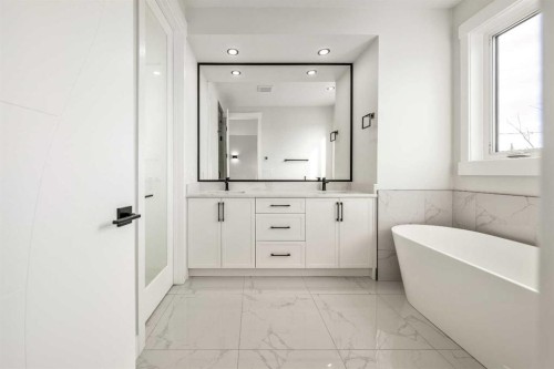 1417 42 Street Sw, Calgary, AB - Indoor Photo Showing Bathroom