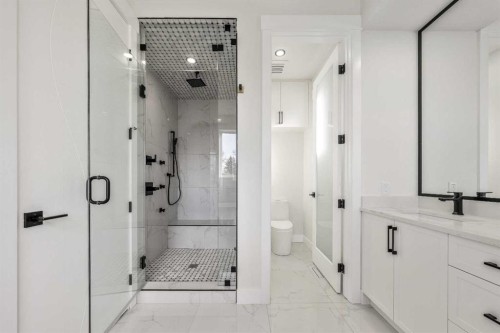 1417 42 Street Sw, Calgary, AB - Indoor Photo Showing Bathroom