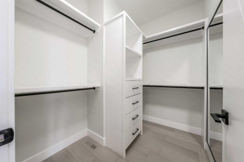 1417 42 Street Sw, Calgary, AB - Indoor With Storage