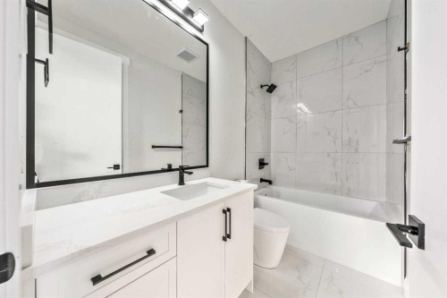 1417 42 Street Sw, Calgary, AB - Indoor Photo Showing Bathroom