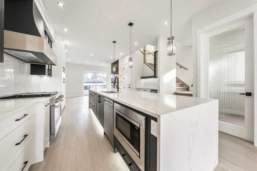 1417 42 Street Sw, Calgary, AB - Indoor Photo Showing Kitchen With Upgraded Kitchen