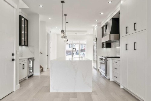 1417 42 Street Sw, Calgary, AB - Indoor Photo Showing Kitchen With Upgraded Kitchen