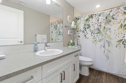 33 Silverado Crest Bay Sw, Calgary, AB - Indoor Photo Showing Bathroom