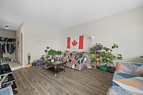 11203 6 Street Sw, Calgary, AB - Indoor Photo Showing Other Room