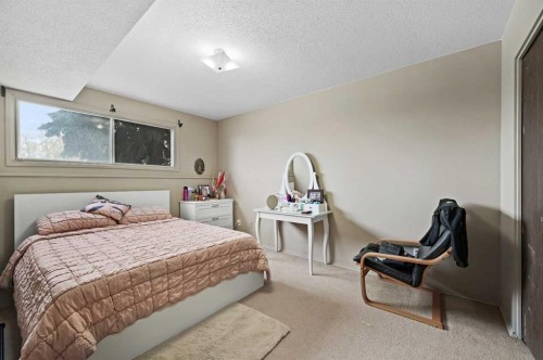 11203 6 Street Sw, Calgary, AB - Indoor Photo Showing Bedroom