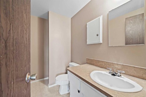 11203 6 Street Sw, Calgary, AB - Indoor Photo Showing Bathroom