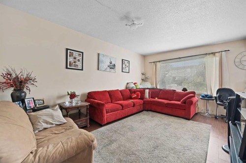 11203 6 Street Sw, Calgary, AB - Indoor Photo Showing Living Room