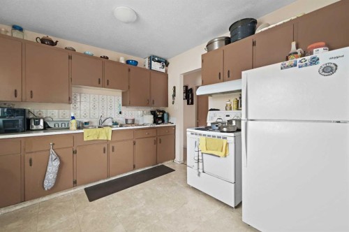 11203 6 Street Sw, Calgary, AB - Indoor Photo Showing Kitchen