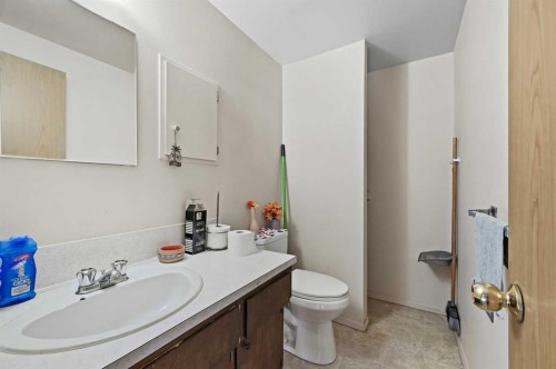 11203 6 Street Sw, Calgary, AB - Indoor Photo Showing Bathroom