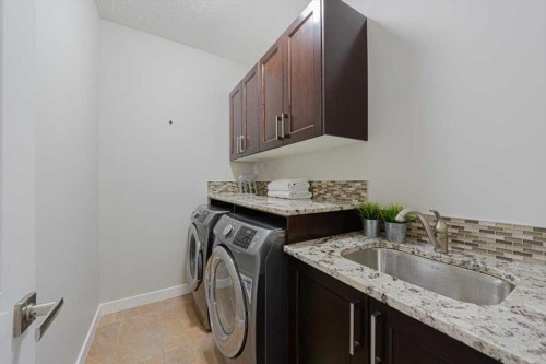 462 23 Avenue Nw, Calgary, AB - Indoor Photo Showing Laundry Room