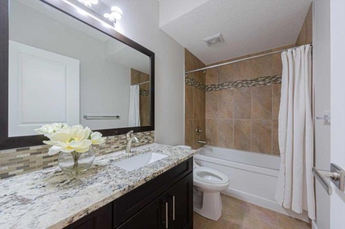 462 23 Avenue Nw, Calgary, AB - Indoor Photo Showing Bathroom