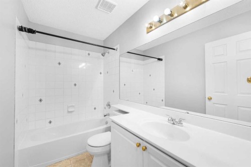 159 Hidden Ranch Circle Nw, Calgary, AB - Indoor Photo Showing Bathroom