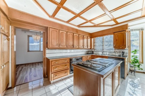 17 Santana Manor Nw, Calgary, AB - Indoor Photo Showing Kitchen