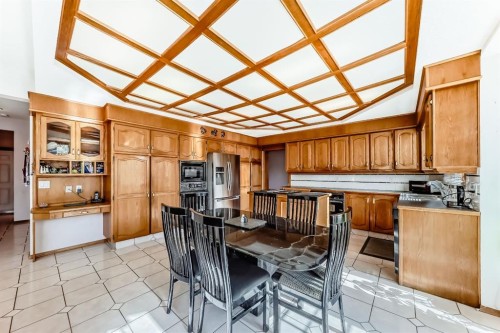 17 Santana Manor Nw, Calgary, AB - Indoor Photo Showing Dining Room