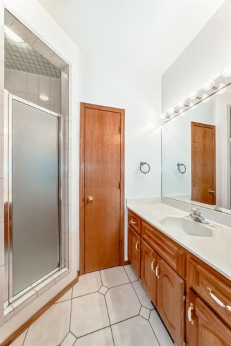 17 Santana Manor Nw, Calgary, AB - Indoor Photo Showing Bathroom