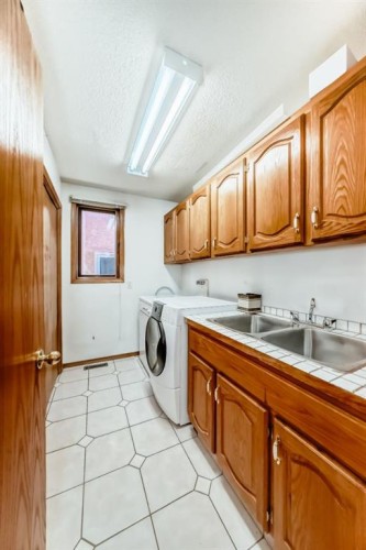 17 Santana Manor Nw, Calgary, AB - Indoor Photo Showing Laundry Room