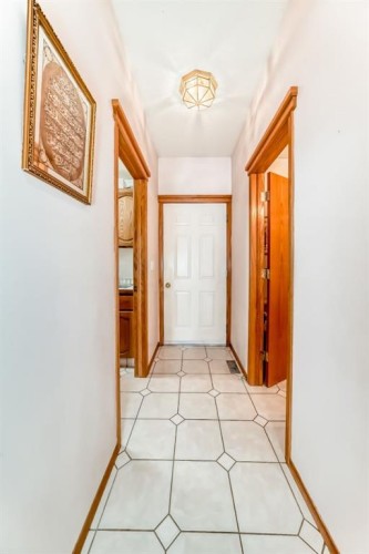 17 Santana Manor Nw, Calgary, AB - Indoor Photo Showing Other Room