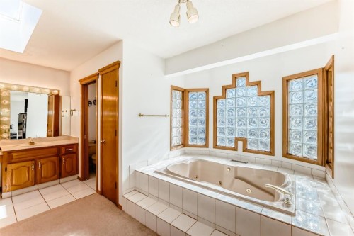 17 Santana Manor Nw, Calgary, AB - Indoor Photo Showing Other Room