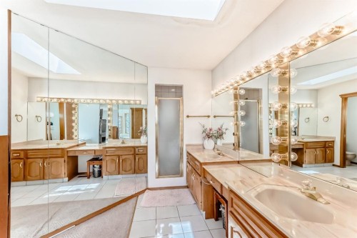 17 Santana Manor Nw, Calgary, AB - Indoor Photo Showing Bathroom