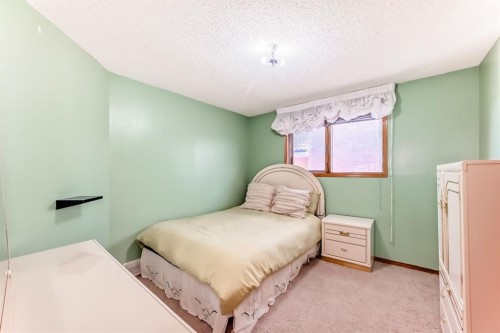 17 Santana Manor Nw, Calgary, AB - Indoor Photo Showing Bedroom