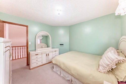 17 Santana Manor Nw, Calgary, AB - Indoor Photo Showing Bedroom