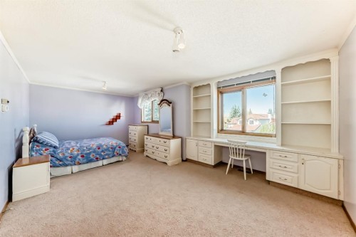 17 Santana Manor Nw, Calgary, AB - Indoor Photo Showing Bedroom