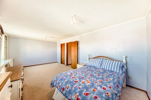 17 Santana Manor Nw, Calgary, AB - Indoor Photo Showing Bedroom