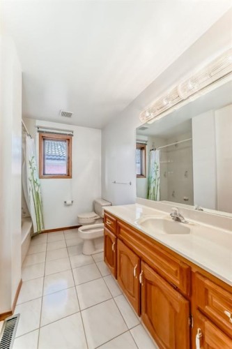 17 Santana Manor Nw, Calgary, AB - Indoor Photo Showing Bathroom