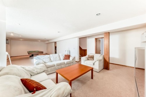 17 Santana Manor Nw, Calgary, AB - Indoor Photo Showing Living Room