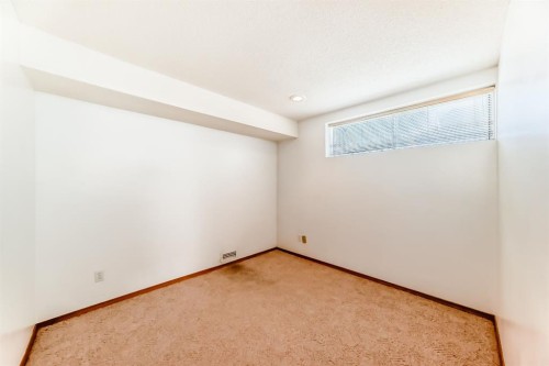 17 Santana Manor Nw, Calgary, AB - Indoor Photo Showing Other Room