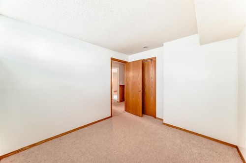17 Santana Manor Nw, Calgary, AB - Indoor Photo Showing Other Room