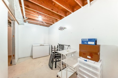 17 Santana Manor Nw, Calgary, AB - Indoor Photo Showing Other Room