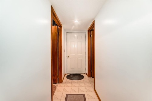 17 Santana Manor Nw, Calgary, AB - Indoor Photo Showing Other Room