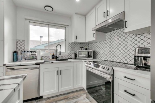 1807 Summerfield Boulevard Se, Airdrie, AB - Indoor Photo Showing Kitchen With Upgraded Kitchen