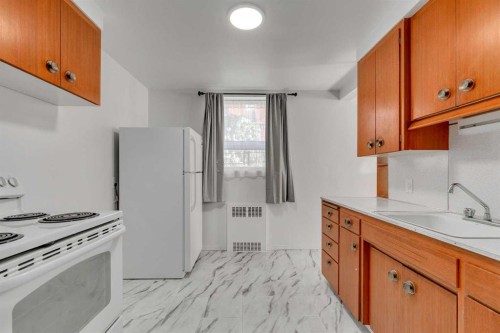 1216 15 Avenue Sw, Calgary, AB - Indoor Photo Showing Kitchen