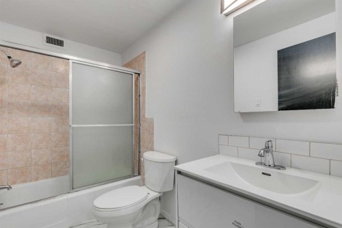 1216 15 Avenue Sw, Calgary, AB - Indoor Photo Showing Bathroom