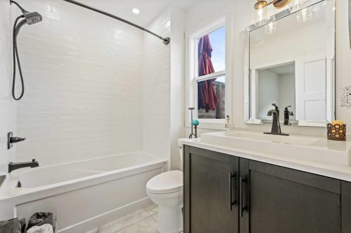 2126 18A Street Sw, Calgary, AB - Indoor Photo Showing Bathroom